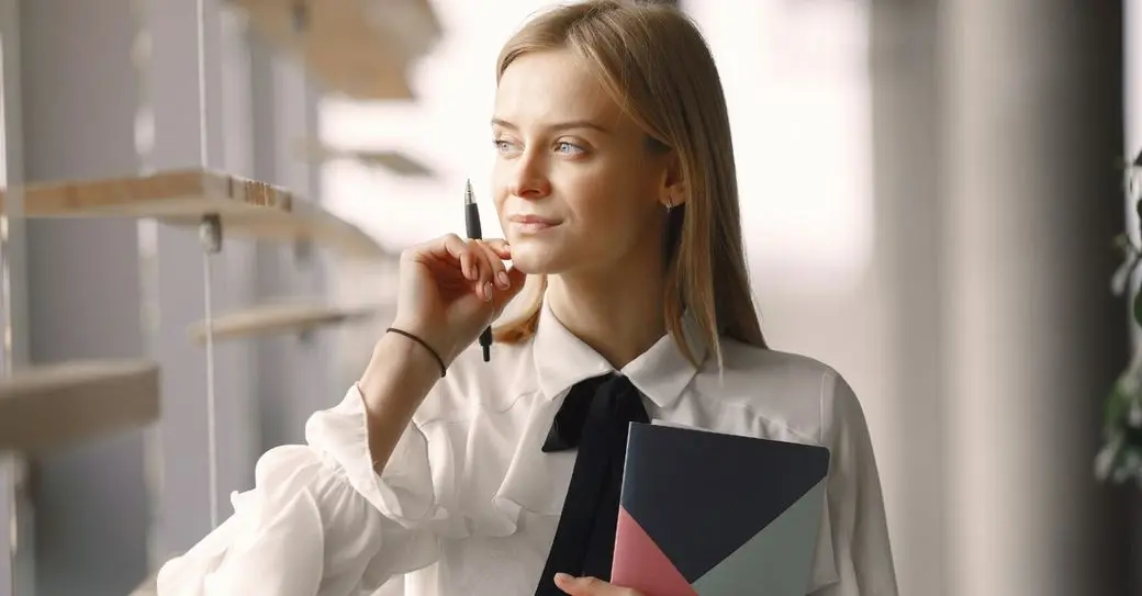 روانشناسی شخصیت | اگر زنی این 8 رفتار را از خود نشان دهد، شخصیتی واقعا قوی و ترسناک دارد
