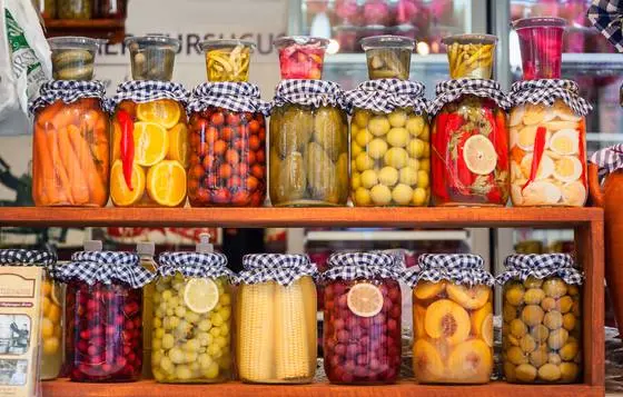 با خواندن این مطلب دیگر آب ترشی را دور نمی ریزید | خواص و کاربرد آب ترشی که تا حالا کسی بهمون نگفته بود