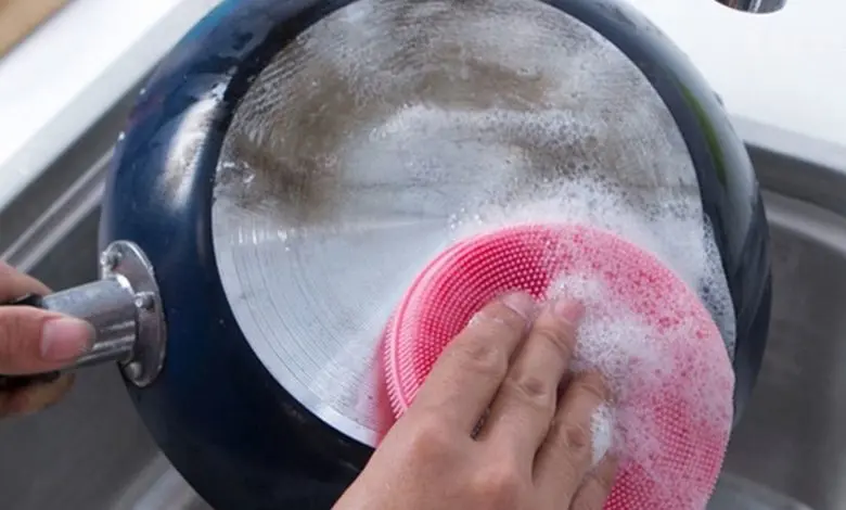 طرز تهیه یک محلول خانگی آسان برای اینکه قابلمه هاتو مثل روز اول تمیز کنی