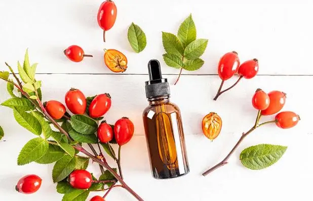 پوست ۱۰ سال جوان‌تر می‌خواهید؟ این روغن طبیعی را امتحان کنید