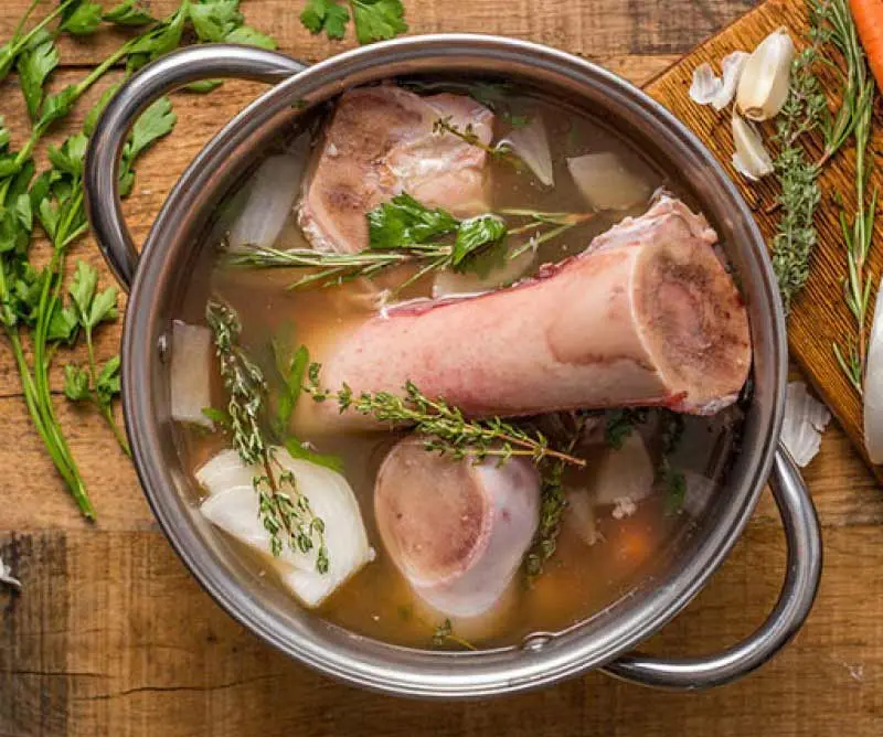 عصاره‌ای که استخوان‌هایتان را بیمه می‌کند | مصرف صبحگاهی آن را از دست ندهید!