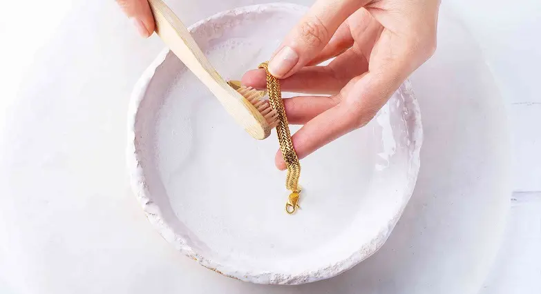 چگونه طلا را براق کنیم؟ | ۸ ترفند خانگی برای برق انداختن طلا