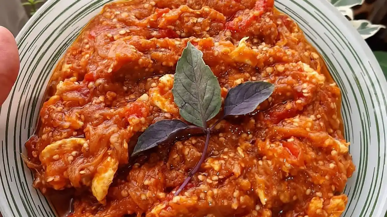 طرز تهیه میرزا قاسمی | با چند بادمجان کبابی این غذای گیلانی را درست کن