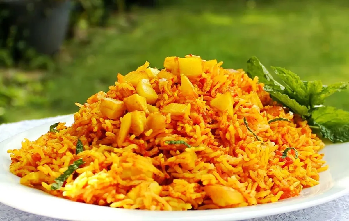 طرز تهیه استانبولی‌پلو بدون گوشت | دمی گوجه‌ای خوش‌رنگ با ته‌دیگ سیب‌زمینی