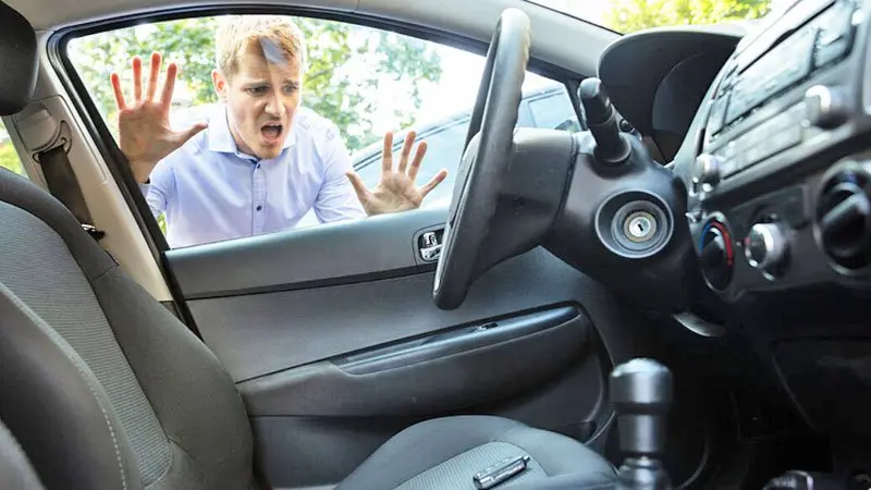 یک روش عالی برای باز کردن در ماشی وقتی سوییچ داخل جا مونده | اگر سوییچت تو ماشین جا موند و یدک داشتی این ویدیو رو از دست نده