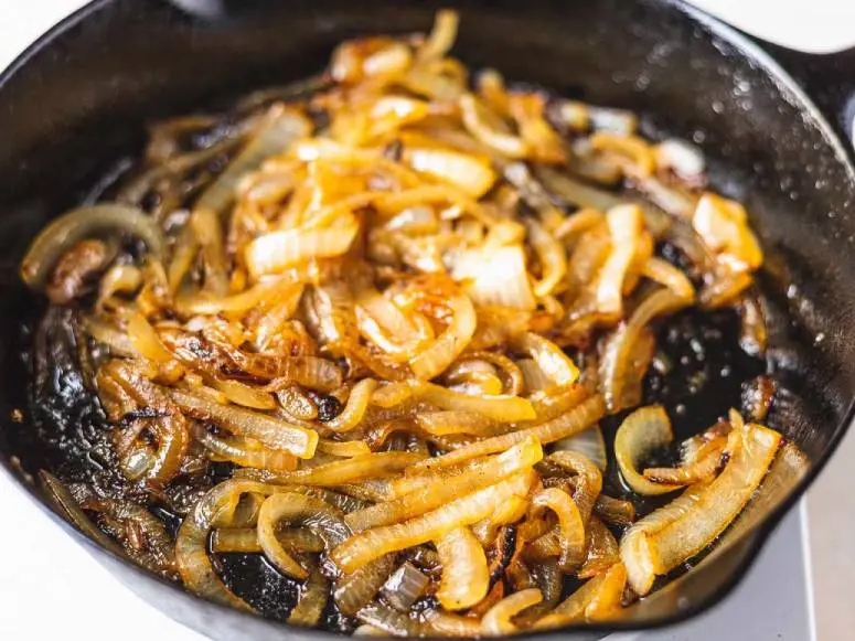 با این ترفند پیاز داغتو فریز کنی هر بار برداری انگار تازه سرخش کردی + طرز تهیه پیاز داغ کاراملی