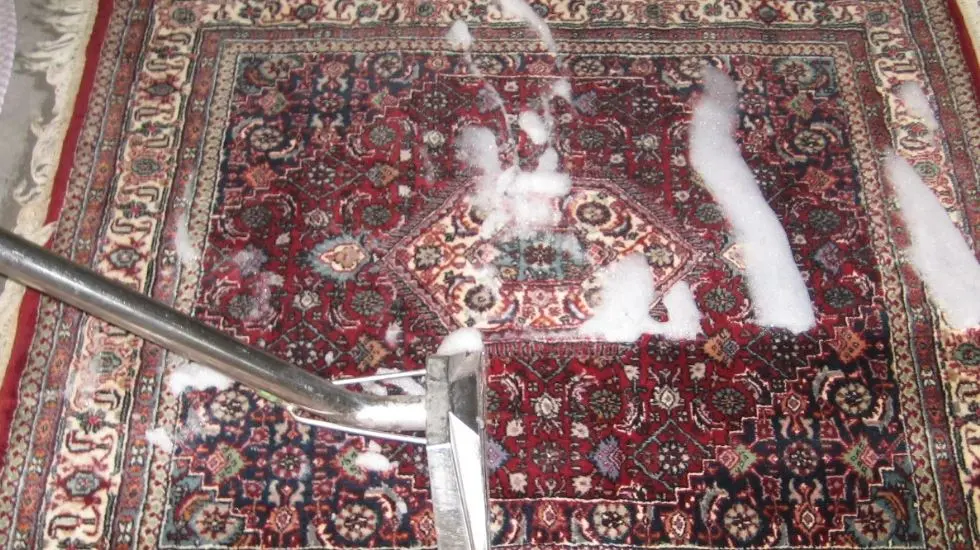  ترفند طلایی خانه‌تکانی عید بدون قالیشویی |  راز تمیزکاری عیدانه مادر‌بزرگ‌ها؛ شستن فرش با نمک