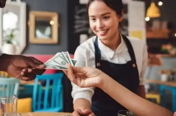 روانشناسان می گویند؛اگر هنوز به جای کارت اعتباری، پول نقد پرداخت می‌کنید، این ۷ ویژگی منحصر به فرد را دارید