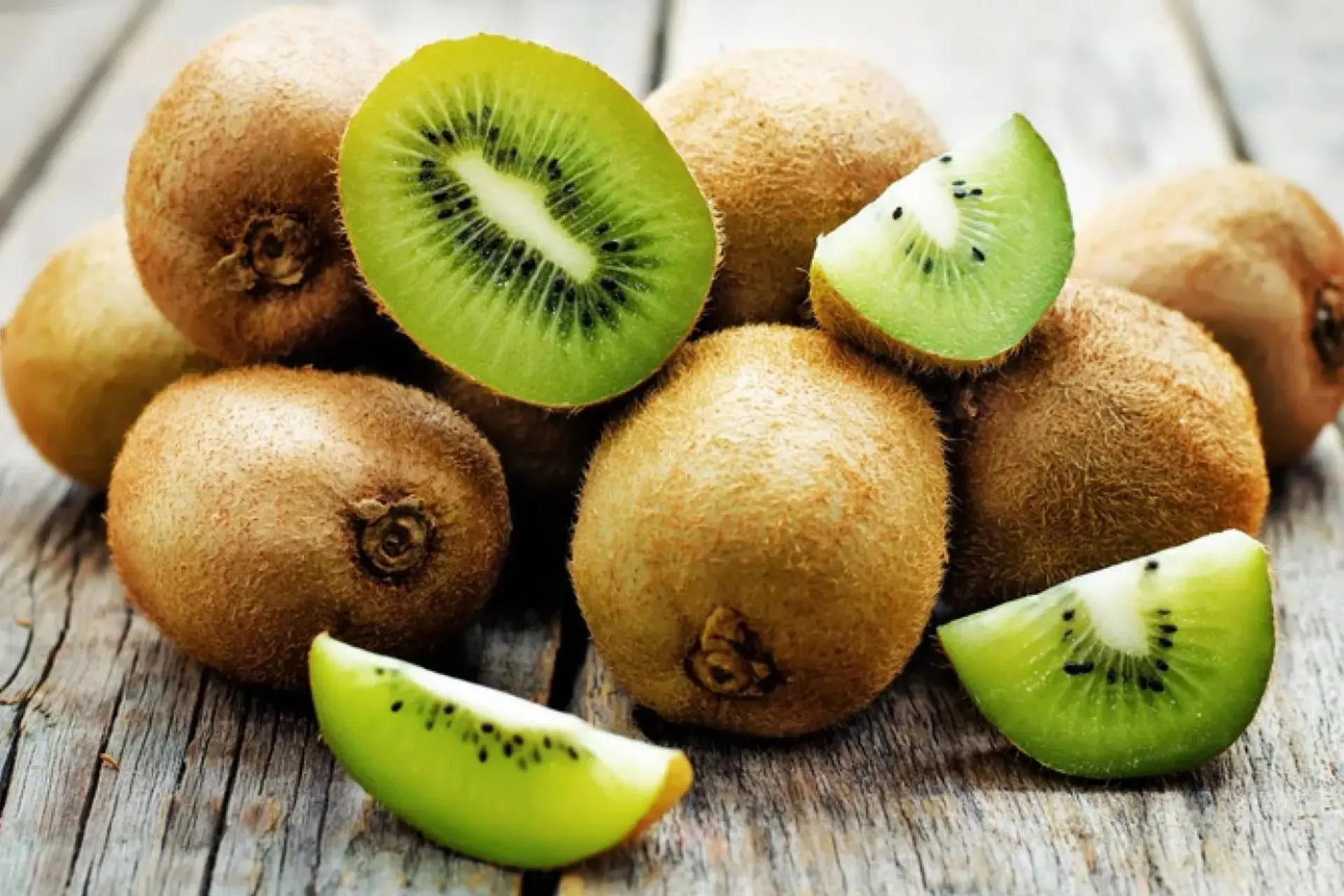 همه مردان بخوانند ؛ خواص بی نظیر کیوی برای سلامت پروستات