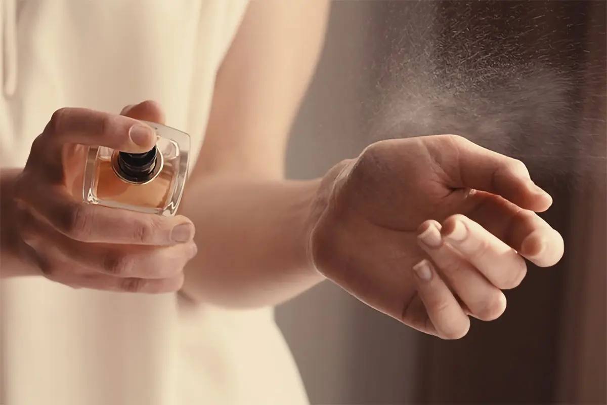 اگه میخوای روز ماد عطر کادو دی این نکته هارو بدون | فرمول طلایی ماندگاری بیشتر عطر ها