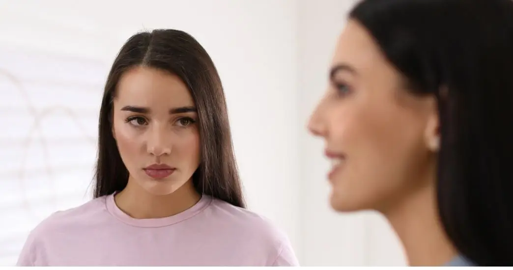 افرادی که در ظاهر دوستانه هستند اما از پشت خنجر می زنند معمولاً این 9 رفتار را نشان می دهند