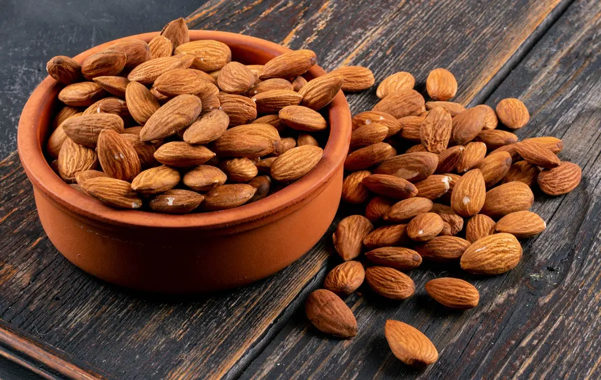 کاهش کلسترول و تنظیم فشار خون با خوردن ناشتا  ۴ بادام خیس کرده !