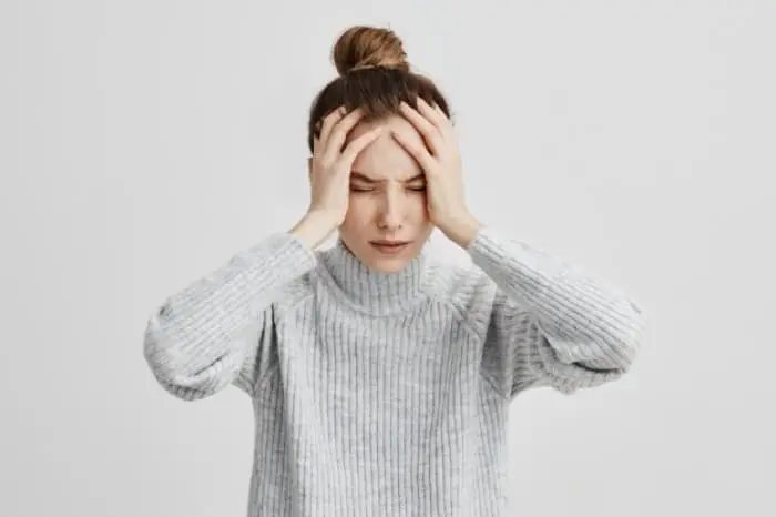 سردردهای خودت رو بدون دارو درمان کن | روش های سنتی و ارزان قیمت رو جایگزین مسکن کنید