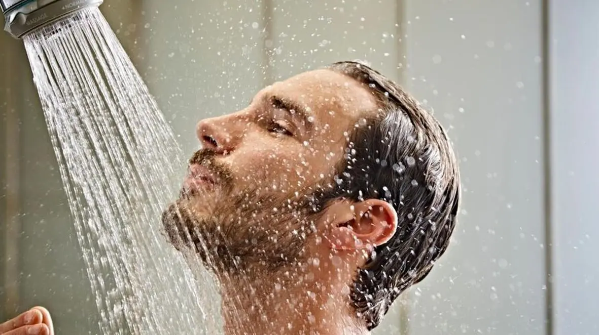 ۷۰٪ مردم اشتباه دوش می‌گیرند! شما چطور؟ / ترتیب صحیح مراحل دوش گرفتن برای محافظت از پوست