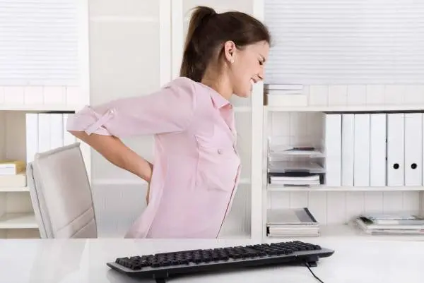 خبر خوش برای کارمندان و پشت میز نشینان | با این روش آسان از کمر درد خلاص شد