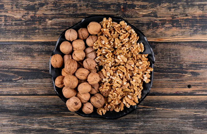 با این ترفند، گردوی سنگی رو به کاغذی تبدیل کن + فیلم آموزشی