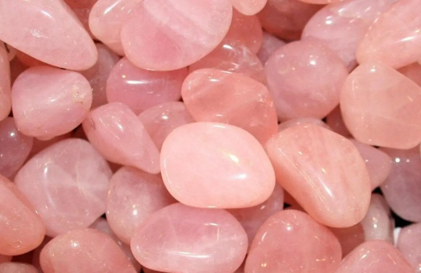 سنگ رز کوارتز؛ سنگ زیبایی که نماد عشق است، قلب شکسته را التیام می‌دهد و خشم، حسادت و اضطراب را دور می‌کند