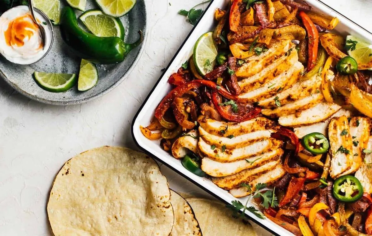 طرز تهیه راز فاهیتای مرغ خوشمزه | غذای تابه‌ای خوش‌رنگ با چند ادویه ساده