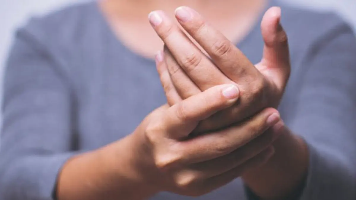 علت خواب رفتن دست و پا و راه های درمان خانگی آن