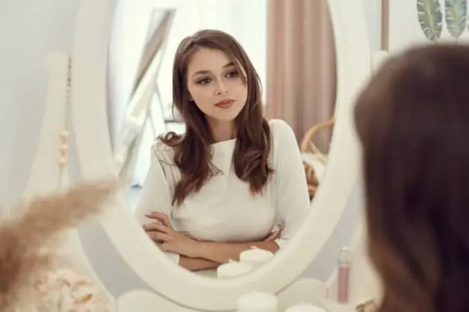 چرا همیشه تو آینه از عکس خوشگل تریم؟ | راز تفاوت چهره در عکس و آینه لو رفت