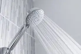 اینم ترفندی که گرفتگی‌های دوش حمام‌ رو باز میکنه | رسوب زدایی سردوش حمام با این فرمول جادویی