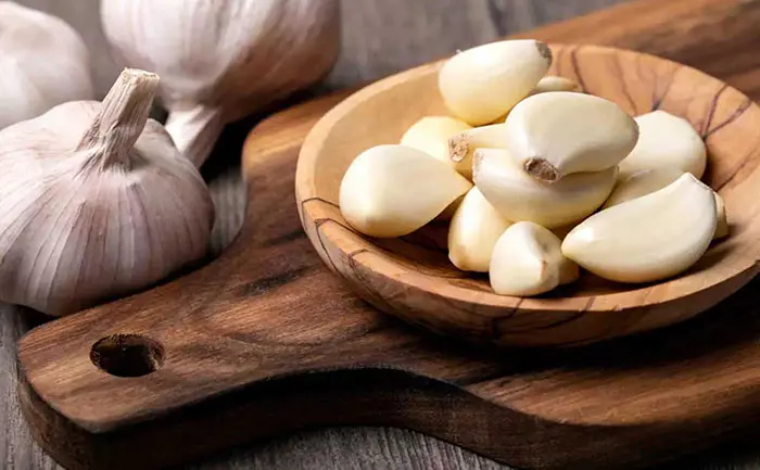 سیر این بدبوی پرخاصیت برای این افراد مثل سم می مونه | این افراد نزدیک سیر هم نشوند
