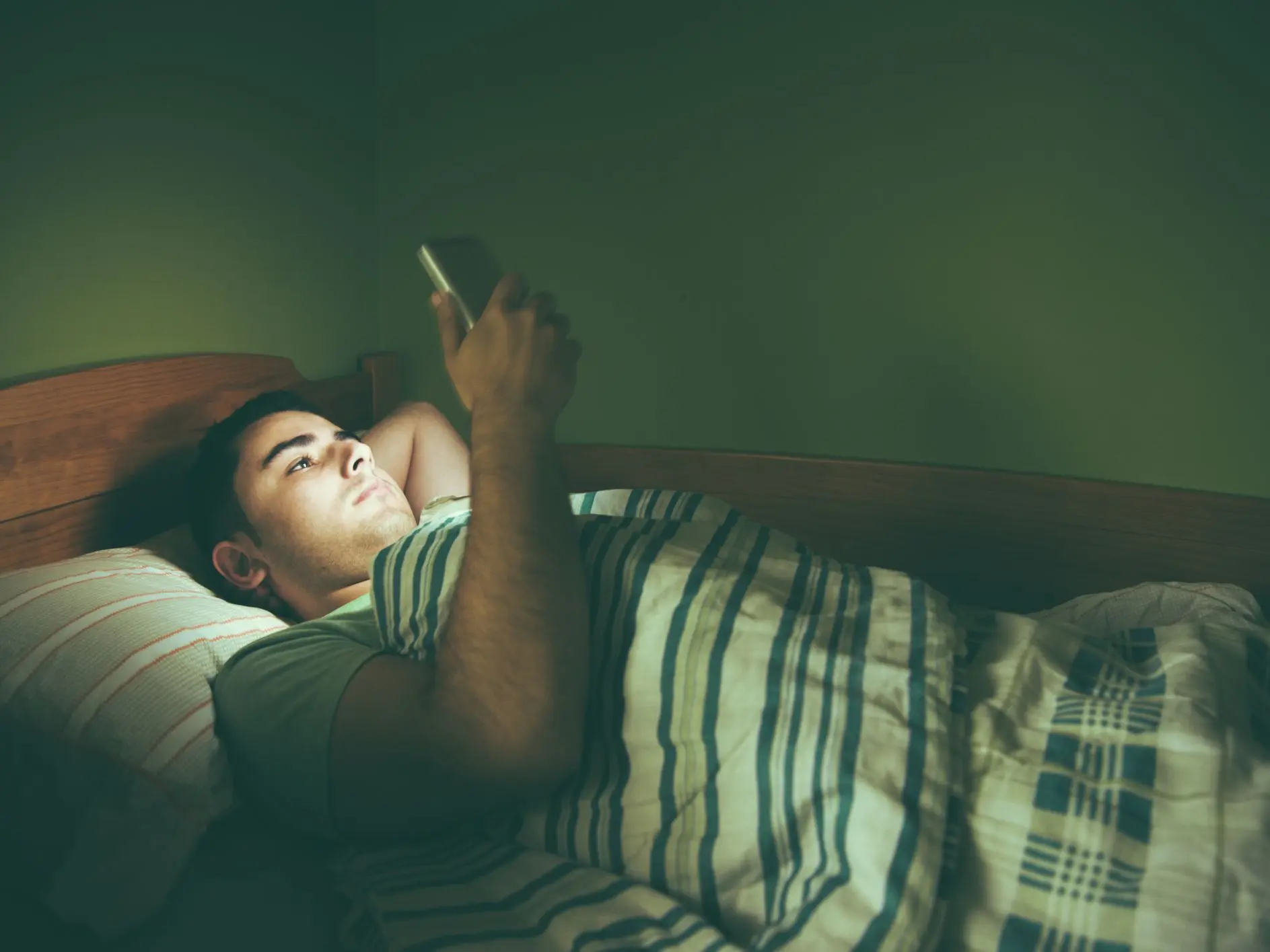 روانشناسی شخصیت : ۸ ویژگی شخصیتی افرادی که همیشه می‌گذارند باتری گوشی‌شان تمام شود