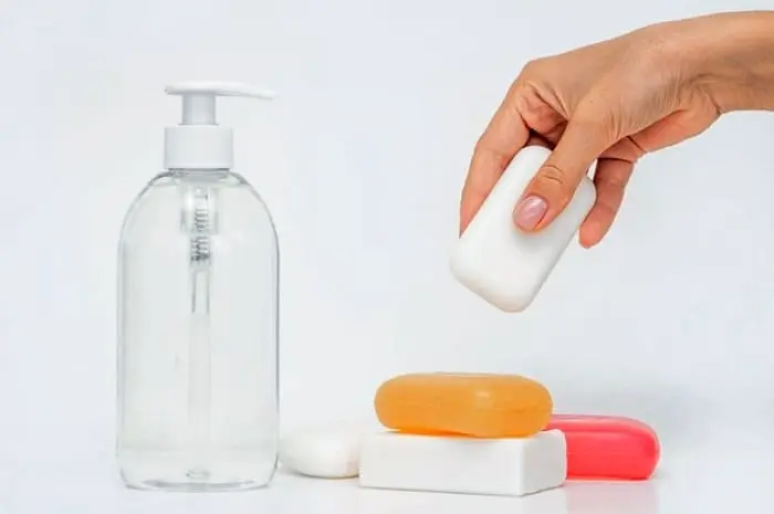 با این ترفند تو یک چشم بهم زدن لکه هر نوع لوازم آرایشی رو از روی لباس تار و مار کن