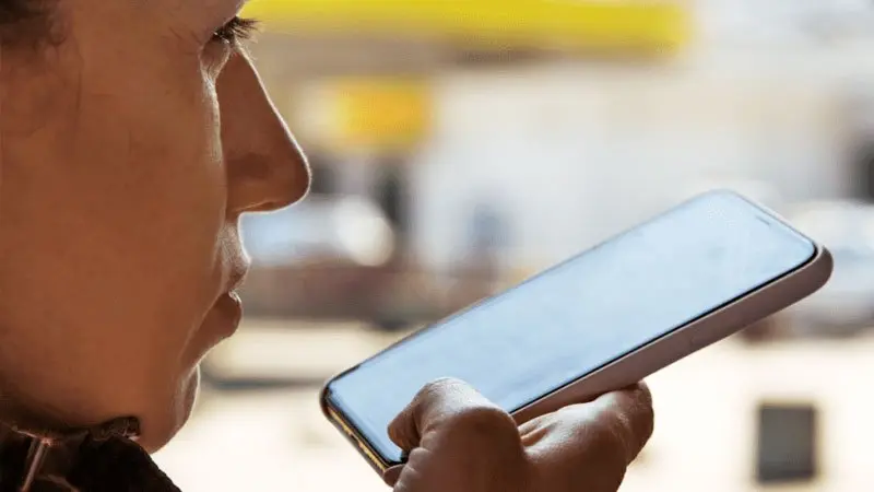 پشت تلفن حتی به صدای نزدیکانتان هم اعتماد نکنید | ترفند جدید کلاهبردارها با تقلید صدای نزدیک ترین فرد به شما + ویدیو