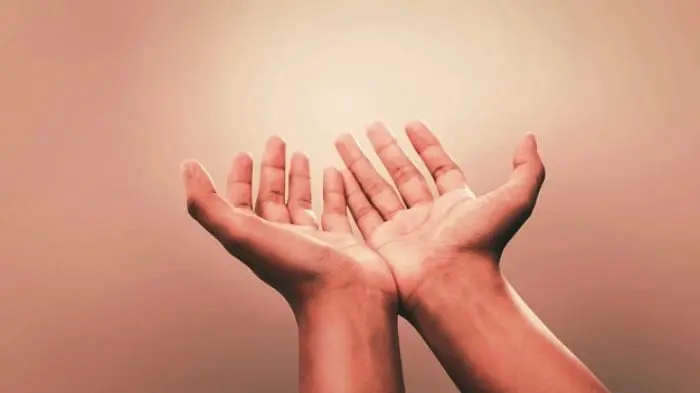 این دعا رو بخون و پیش همه عزیز شو | اگر میخوای پیش همسر و شریک عاطفیت عزیز باشی این دعا رو از دست نده