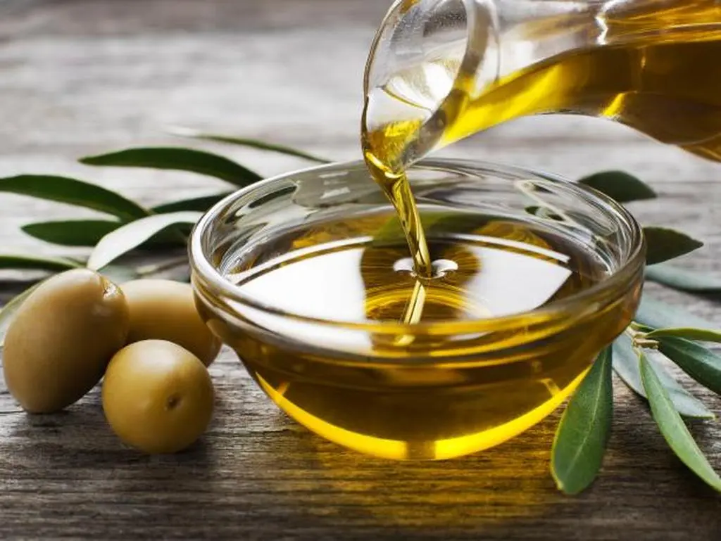 با روغن زیتون کارای خونرو سریع تر انجام بده | کاربردهای طلایی روغن زیتون در امور خانه درای
