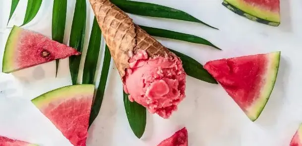طرز تهیه بستنی هندوانه‌ای خانگی در 5 دقیقه