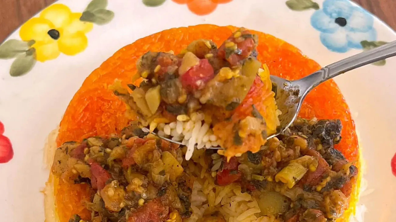 طرز تهیه خورش ملاقورمه بدون گوشت | یک غذای شمالی خوشمزه با بادمجان، گوجه و سبزی معطر