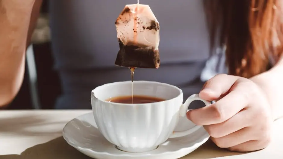 چای کیسه ای استفاده شده رو ننداز دور | کاربردهای جالب چای کیسه‌ ای که تا حالا نمیدونستی