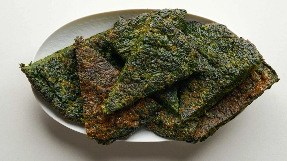 طرز تهیه کوکو سبزی مجلسی | سبز، خوش‌عطر و برش‌خورده