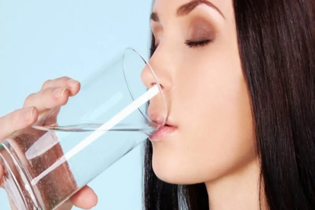  عمرا اگه میدونستی این مدلی آب خوردن چقدر خطرناکه | بزرگترین اشتباه در نوشیدن آب 