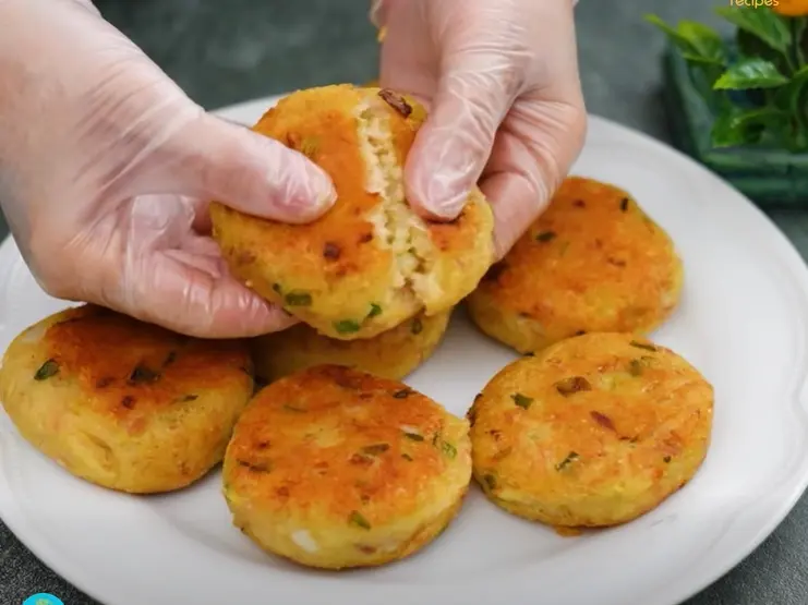 فقط ۱ قوطی تن ماهی و ۳ سیب‌زمینی و ۱۰ دقیقه زمان؛ طرز تهیه بهترین کوکو دنیا