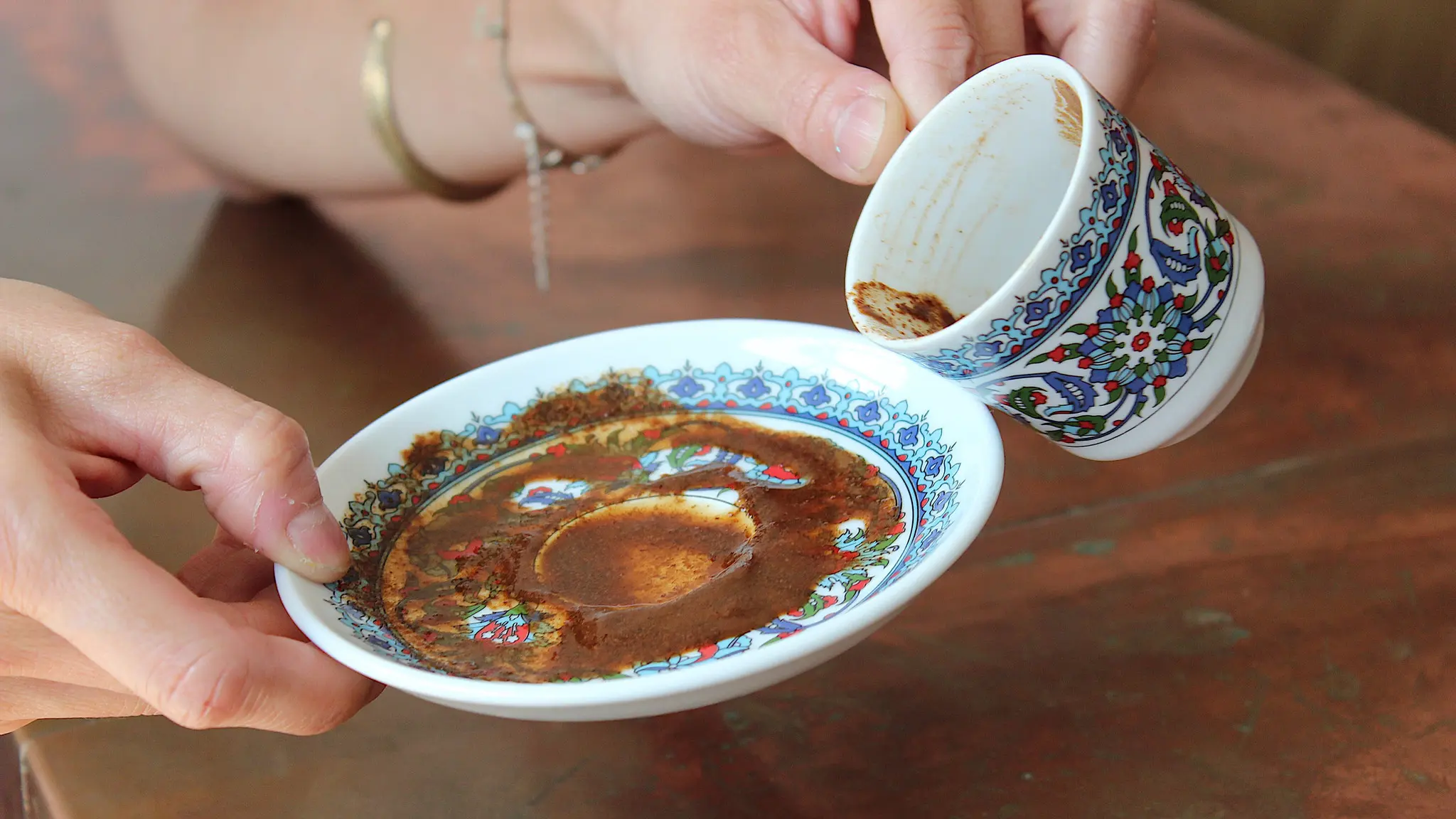 فال قهوه 17 آذرماه |  فال قهوه امروزتان چه راز شگفت انگیزی را برایتان آشکار میکند؟