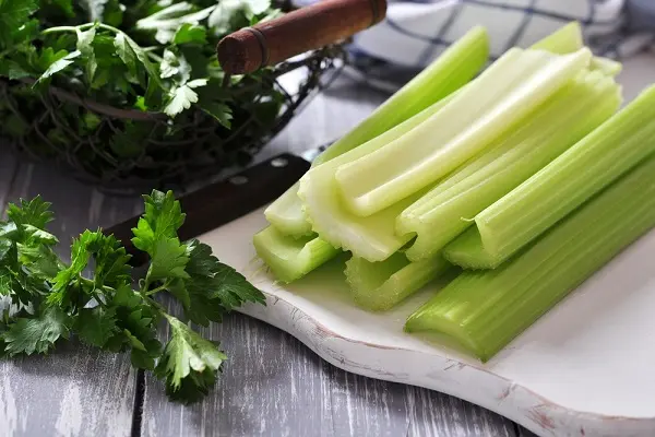 این گیاه سنگ کلیه شما رو مثل دستگاه خوردکن تار و مار میکند
