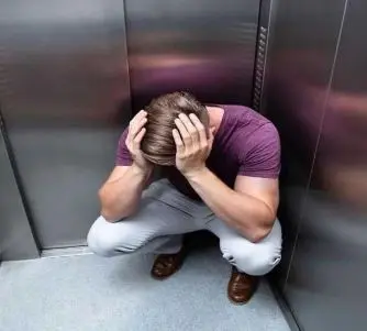 نجات در آسانسور هنگام قطع برق و آنتن | این نکات را بلد باشید تا قطع برق و آنتن در آسانسور برایتان خطرساز نشود