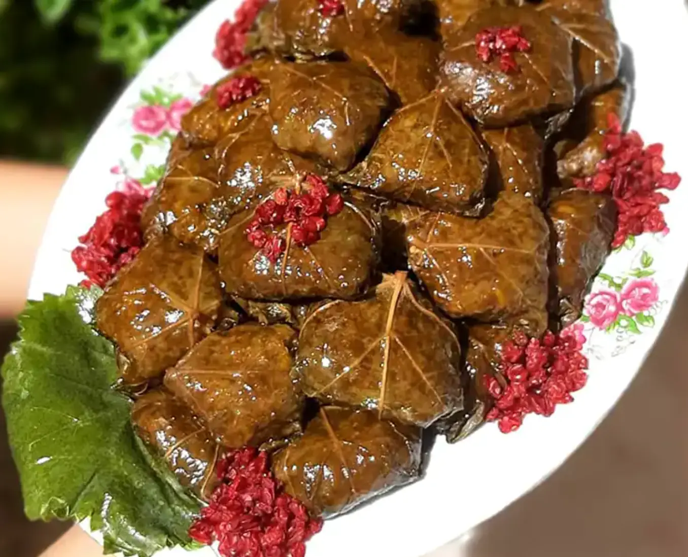 داخل دلمه چه سبزی و چقدر بریزیم؟ | ترکیب و نسبت سبزی دلمه برگ مو