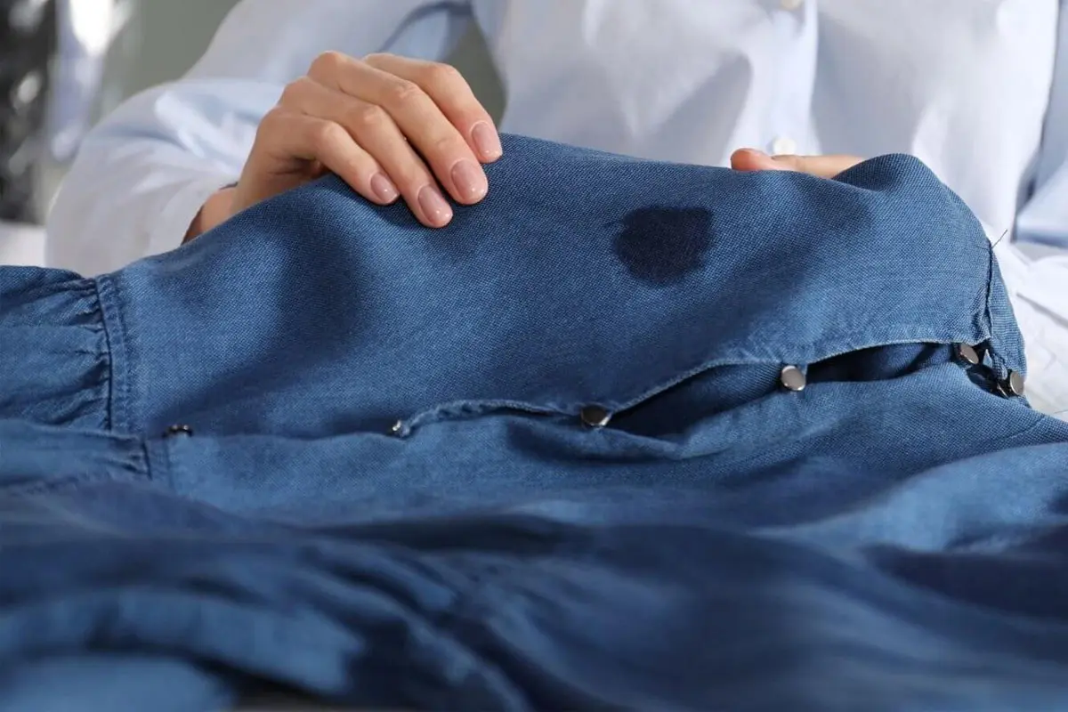 چگونه لکه های چربی را از شلوار و یا لباس جین پاک کنیم؟