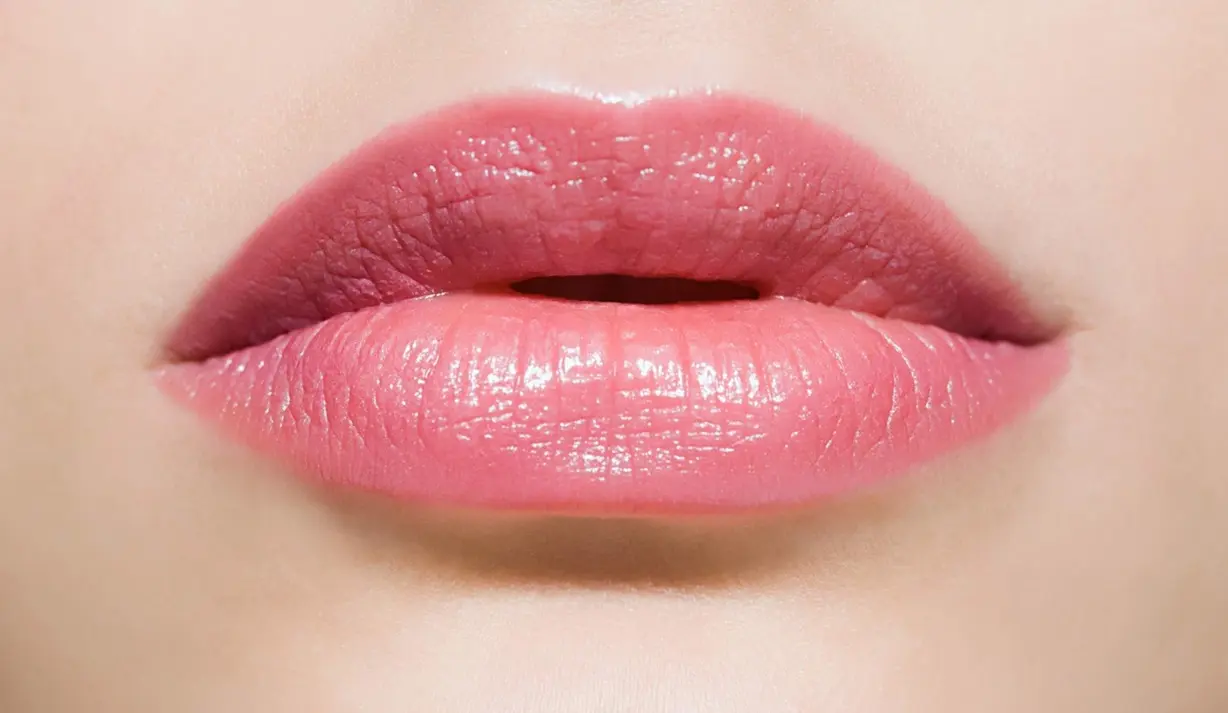 درمان خشکی لب با خمیر دندان / ترفند جادویی و کاربردی درمان خشکی لب