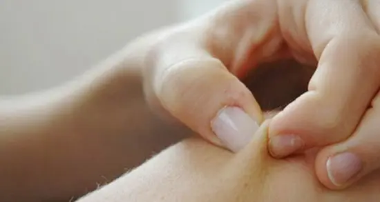 پوست شما چند ساله است؟ تست ۶۰ ثانیه‌ای نیشگون که متخصصان پوست توصیه می‌کنند