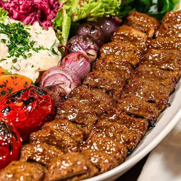 طرز تهیه کباب کوبیده بازاری خوشمزه/ چیکار کنیم کباب کوبیده از سیخ نریزد؟