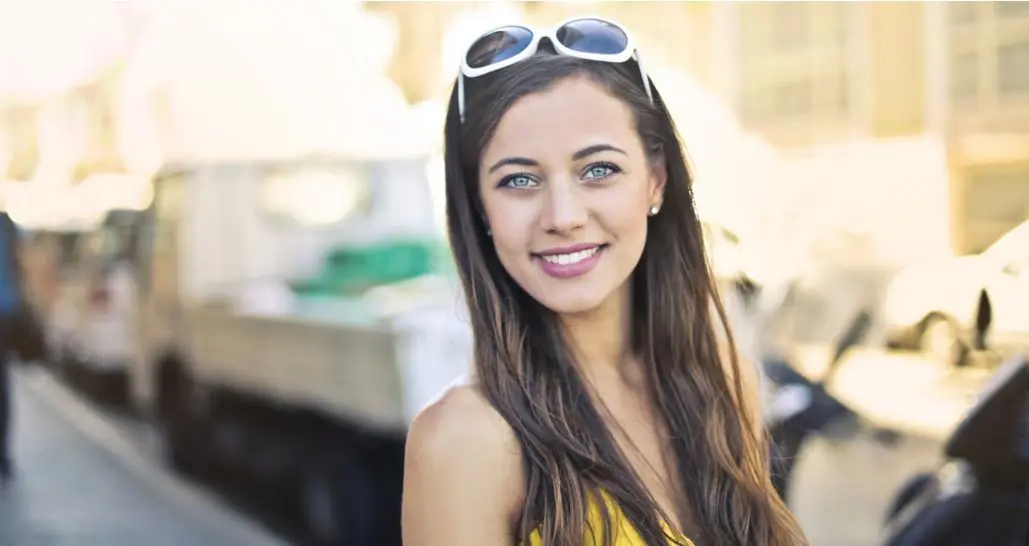 9 حرکت زبان بدن که شما را فوراً باکلاس و پیچیده به نظر می‌رساند
