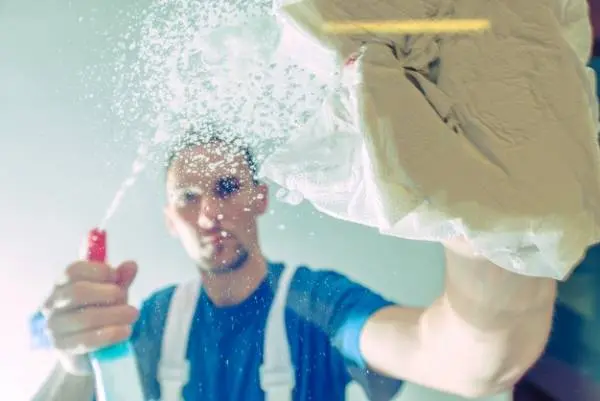 کاربردهای شیشه شور تو خونه داری که خیلیا نمیدونن | فقط واسه تمیز کردن شیشه ازش استفاده نکن