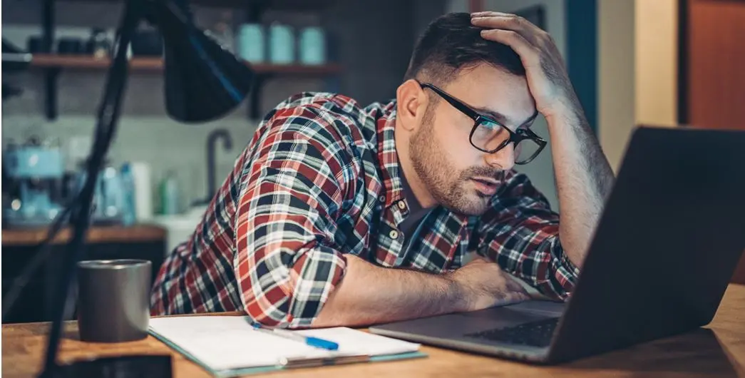 افرادی که واقعاً باهوش هستند اما خود را دست کم می گیرند اغلب این 7 رفتار را نشان می دهند 