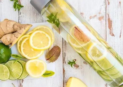 این آب سم‌زدا، راهی مطمئن برای از بین بردن چربی‌های دور شکمتان است