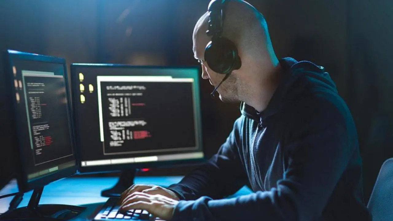 چگونه متوجه شنود گوشی شویم | اگه گوشیت این نشونه هارو داره بدون داری شنود میشی